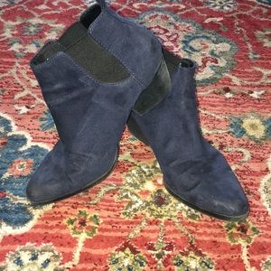 Suede Blue, heeled, booties!